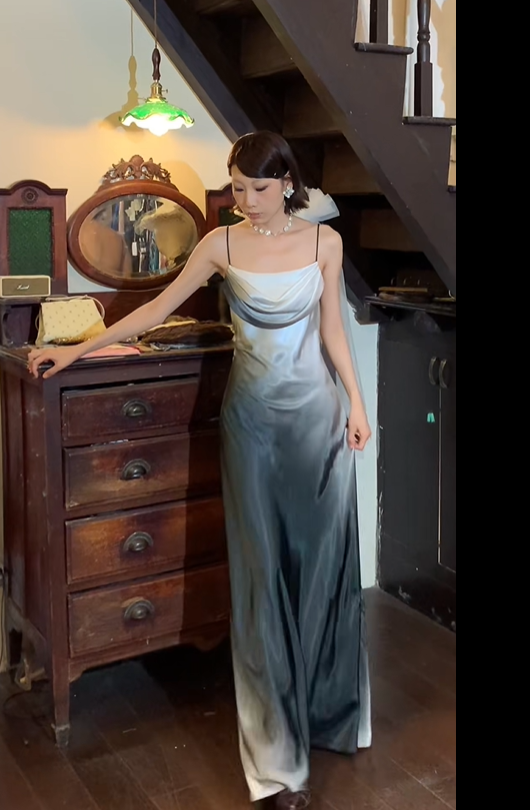 Schwarz-weißes, modisches, farbverlaufsloses, schlichtes Schnittdesign, langes, elegantes Satin-Ballkleid, Abendkleid für Hochzeitsgäste, Partykleid gh4730