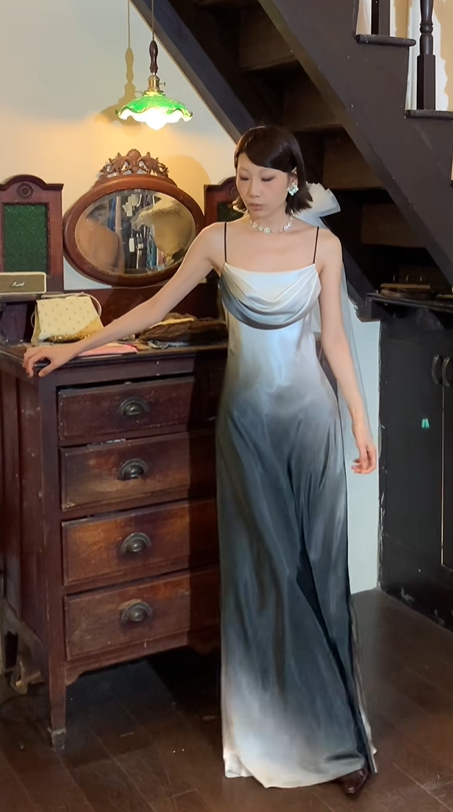 Schwarz-weißes, modisches, farbverlaufsloses, schlichtes Schnittdesign, langes, elegantes Satin-Ballkleid, Abendkleid für Hochzeitsgäste, Partykleid gh4730