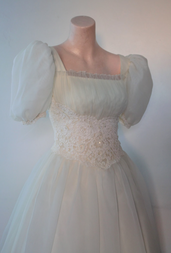 Vintage-Palastkleid mit Puffärmeln aus Spitze | Tüll-Maxikleid mit taillierter Schleppe gh6420