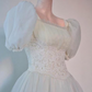 Vintage-Palastkleid mit Puffärmeln aus Spitze | Tüll-Maxikleid mit taillierter Schleppe gh6420