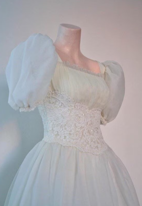 Vintage-Palastkleid mit Puffärmeln aus Spitze | Tüll-Maxikleid mit taillierter Schleppe gh6420