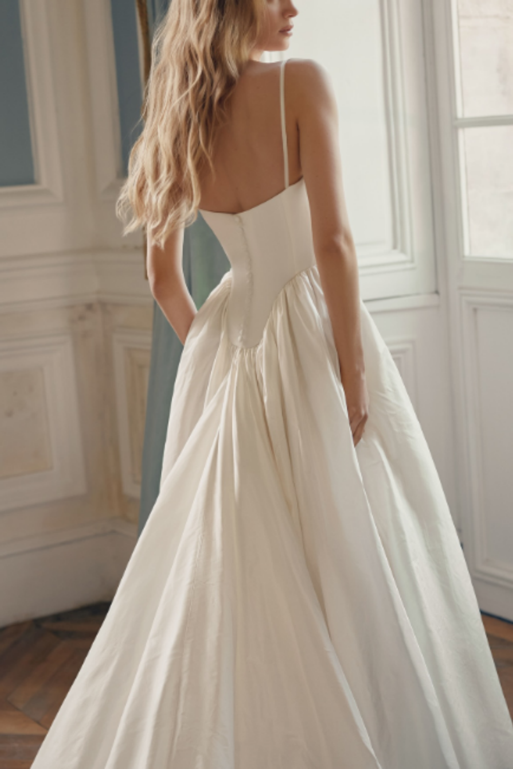 Französisches, leichtes Retro-Kleid mit Spaghettiträgern und Bustier | Tailliertes Maxikleid aus Satin mit weitem Rock für Hochzeiten im Freien, Verlobungen, luxuriöse Dinnerpartys und als Brautjungfernkleid gh6417