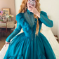 Pfauenblaues, hochgeschlossenes, langärmeliges, gestuftes Ballkleid aus Tüll in viktorianischer Retro-Manier für Partys und Abende (gh6740)