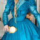 Pfauenblaues, hochgeschlossenes, langärmeliges, gestuftes Ballkleid aus Tüll in viktorianischer Retro-Manier für Partys und Abende (gh6740)