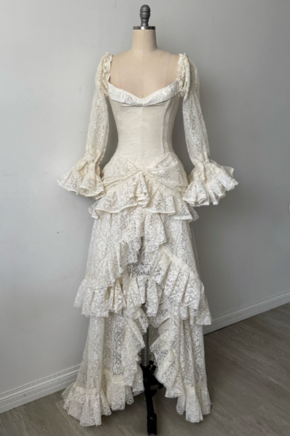 Vintage-Hochzeitskleid aus zarter Spitze mit langen Ärmeln gh6848