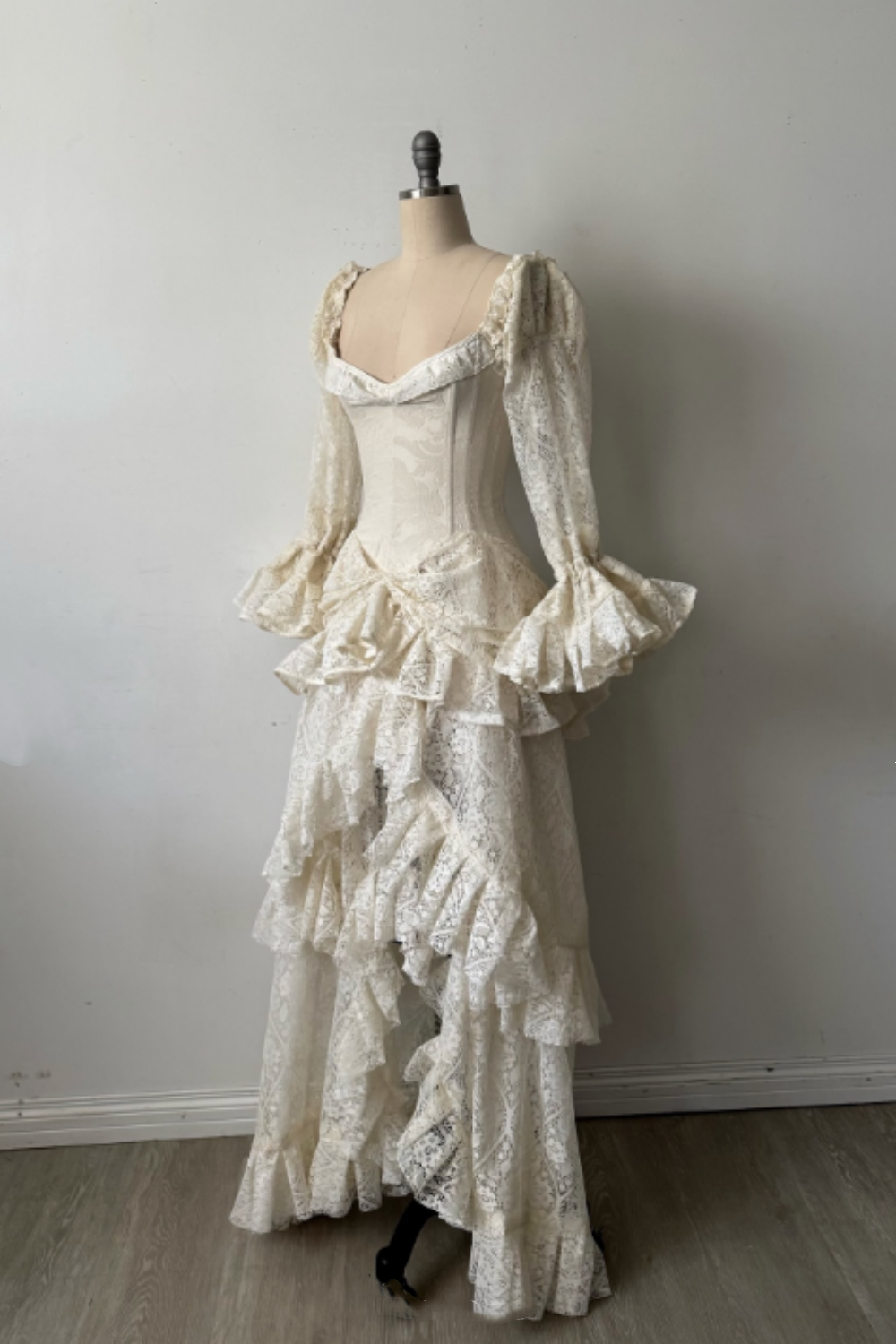 Vintage-Hochzeitskleid aus zarter Spitze mit langen Ärmeln gh6848