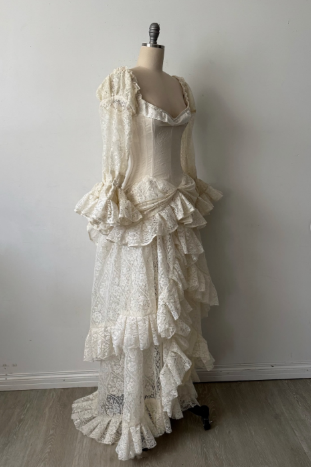 Vintage-Hochzeitskleid aus zarter Spitze mit langen Ärmeln gh6848