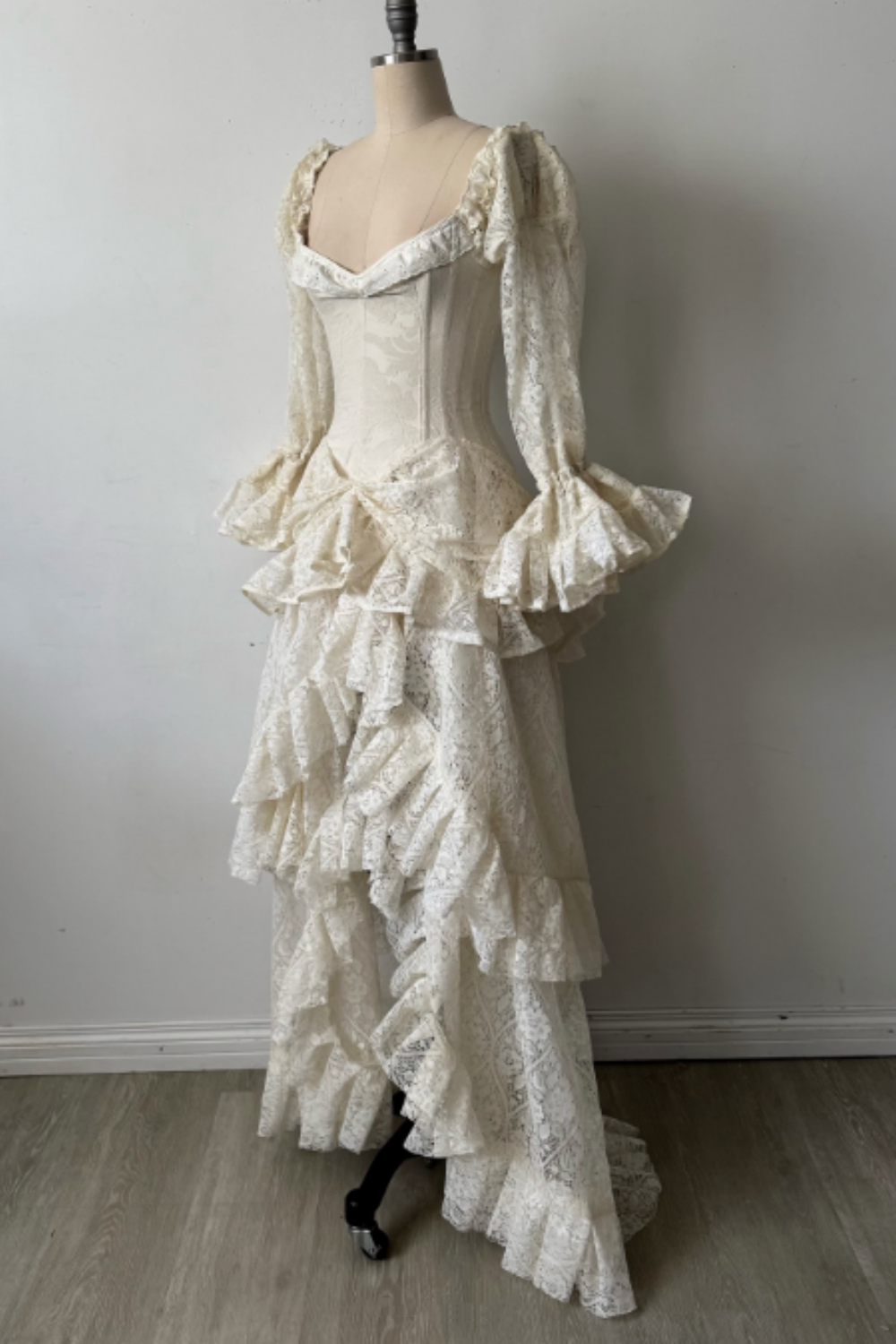 Vintage-Hochzeitskleid aus zarter Spitze mit langen Ärmeln gh6848