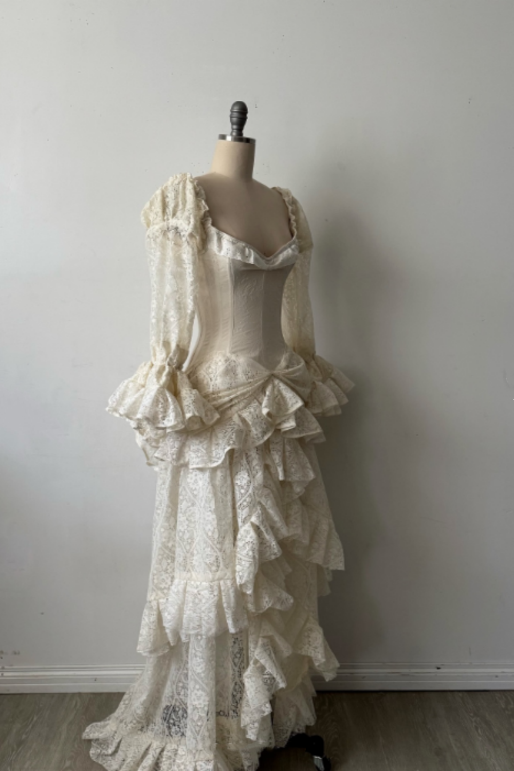 Vintage-Hochzeitskleid aus zarter Spitze mit langen Ärmeln gh6848
