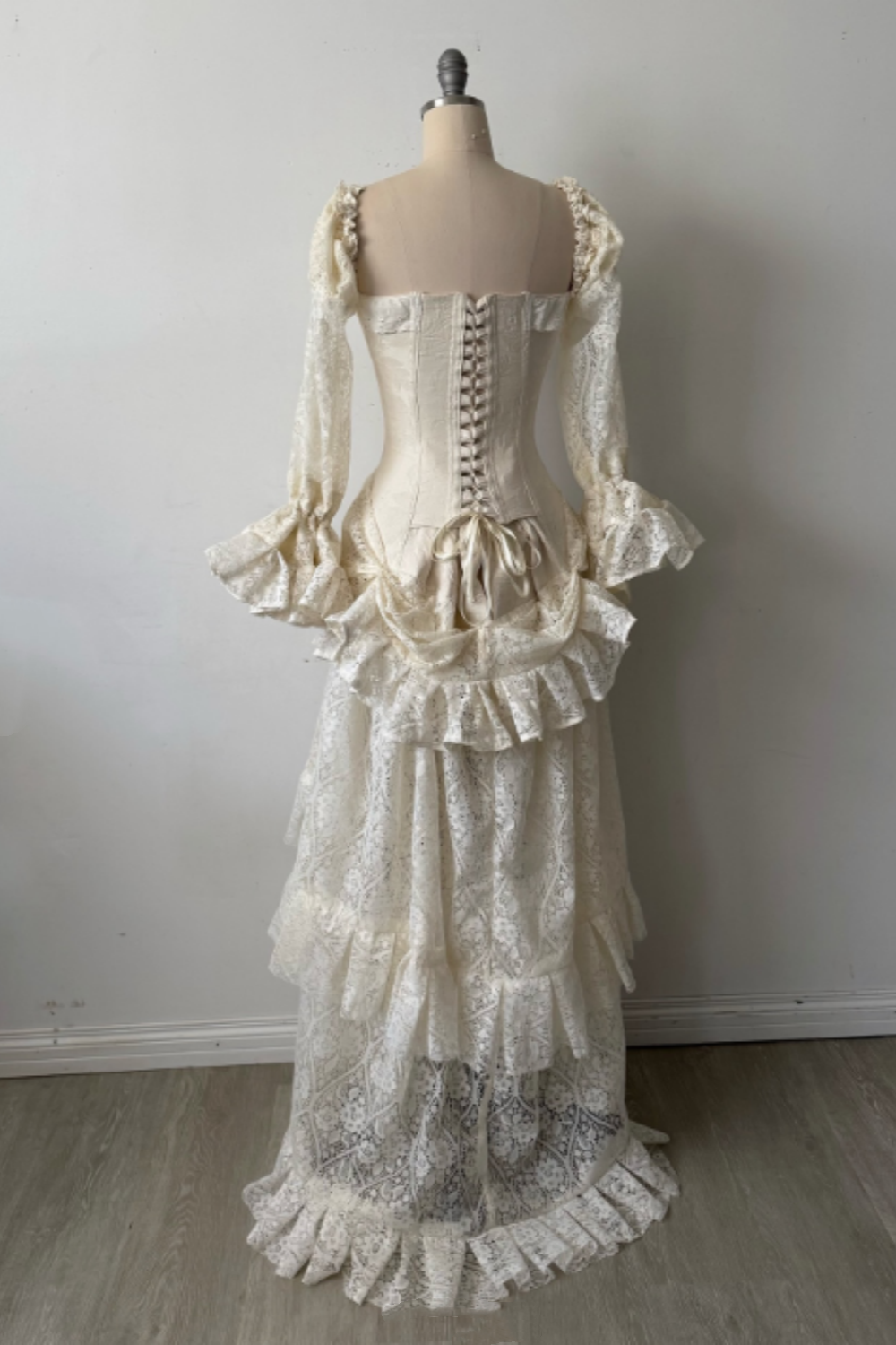 Vintage-Hochzeitskleid aus zarter Spitze mit langen Ärmeln gh6848
