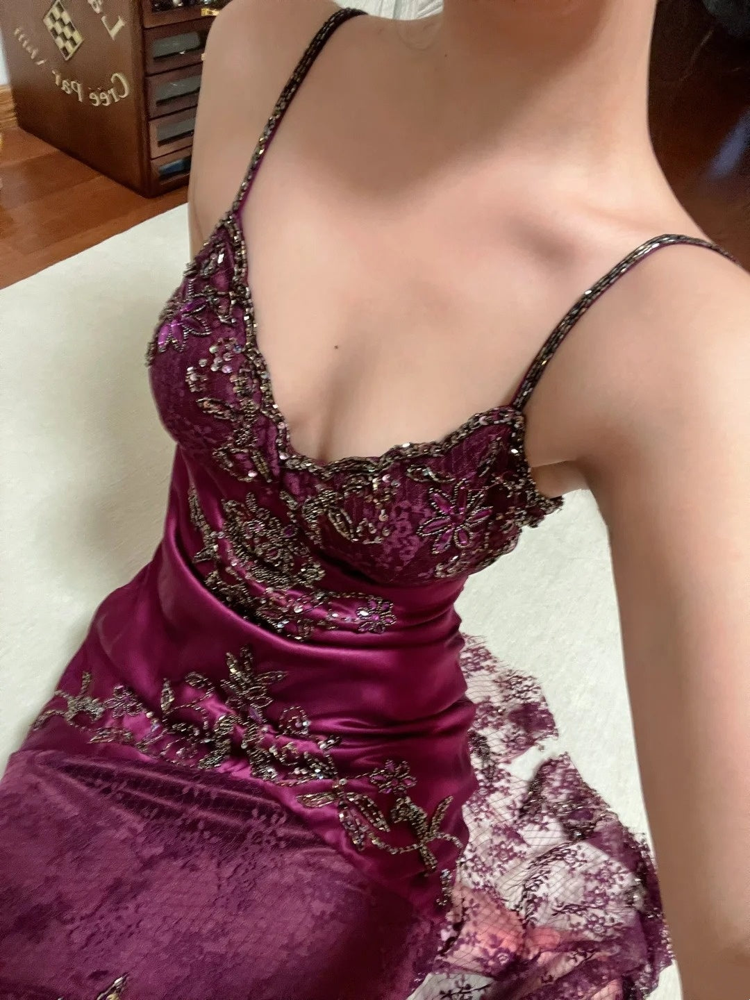 girlhomeshops-Burgunderfarbenes Satin-Spitzenkleid mit Spaghettiträgern, asymmetrischem Saum, Perlen- und Paillettenbesatz gh6308