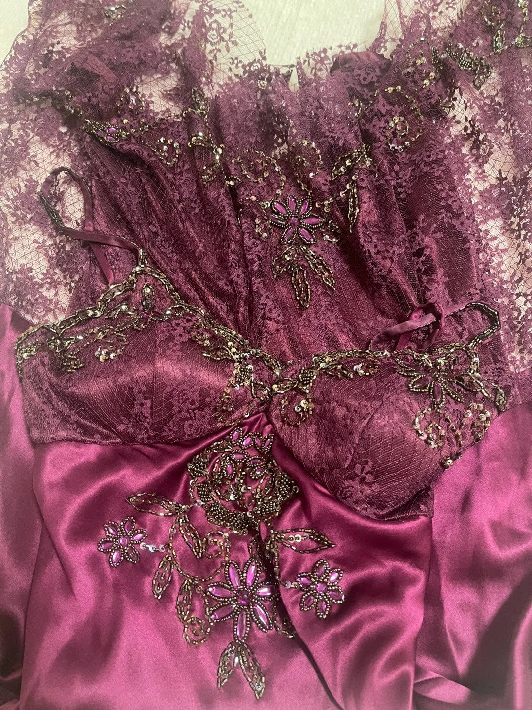 girlhomeshops-Burgunderfarbenes Satin-Spitzenkleid mit Spaghettiträgern, asymmetrischem Saum, Perlen- und Paillettenbesatz gh6308