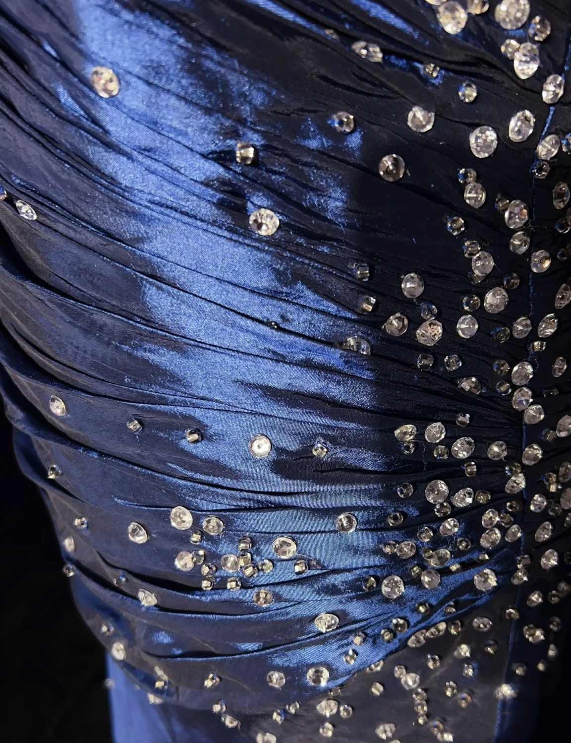 Blaues, elegantes, bodenlanges Ballkleid aus Satin mit exquisiter Perlenstickerei im Vintage-Stil (gh3636)