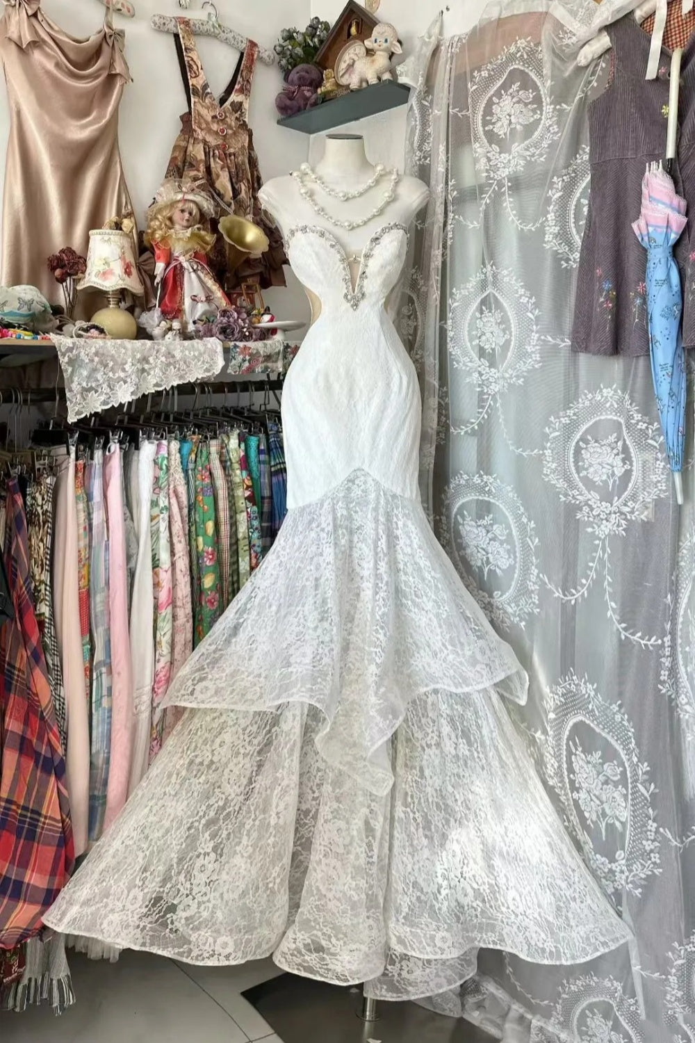 Robe sirène bustier en dentelle blanche féerique | Robe de soirée à traîne multicouche ornée de cristaux, cadeau idéal pour un mariage ou une cérémonie (gh6448)