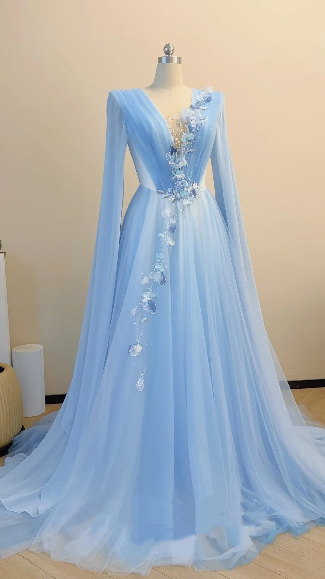 Eisblaues, transparentes, langärmeliges Abendkleid mit 3D-Blumenschleppe gh6393