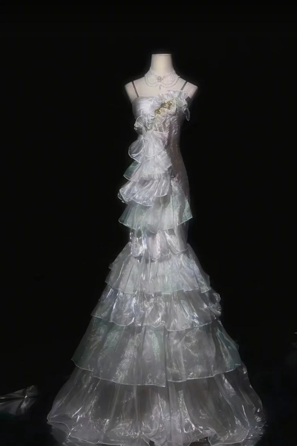 Une longue robe de soirée en mousseline, couleur clair de lune gh6809