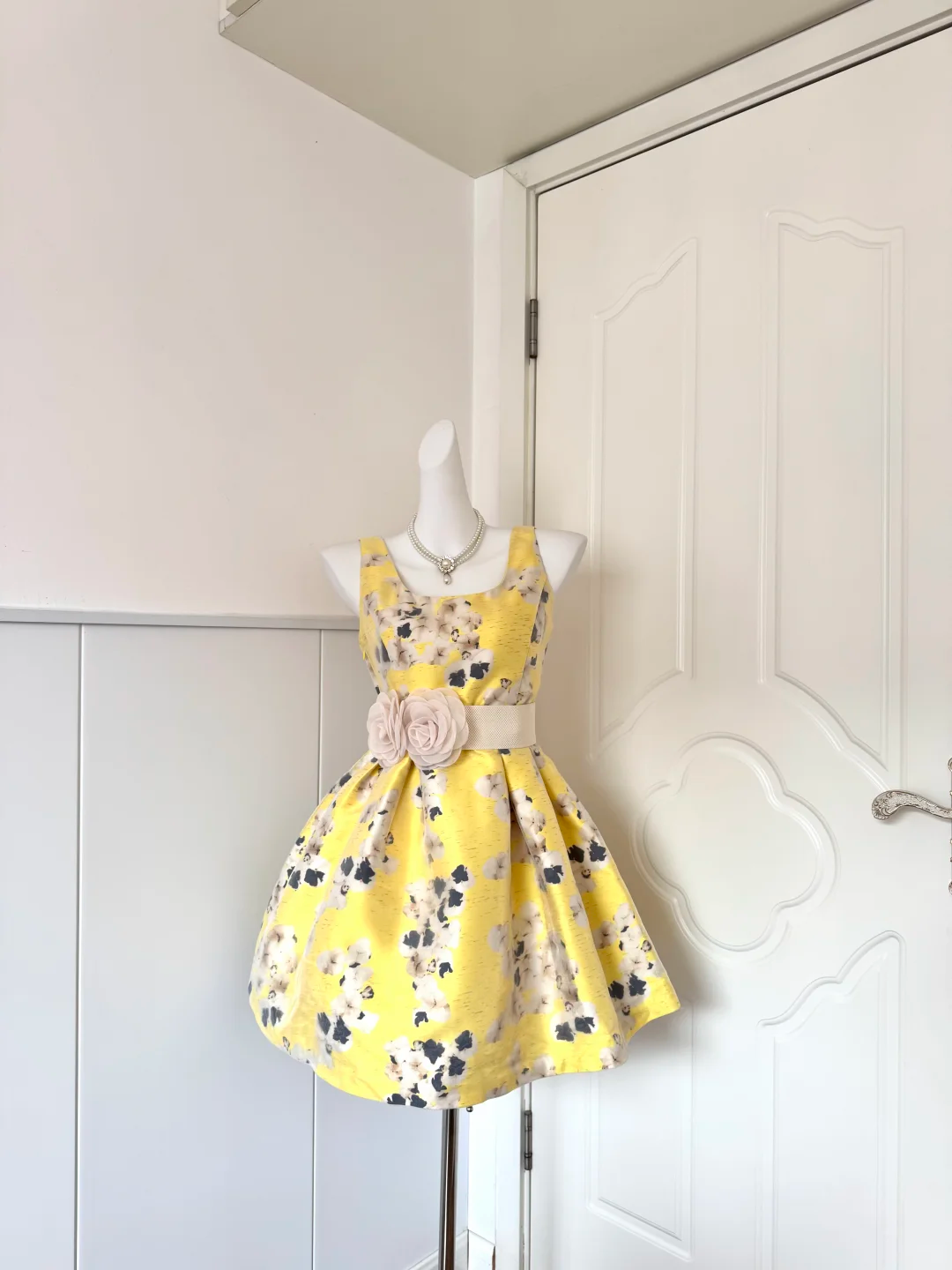 Yellow Floral Print Sleeveless Short Cocktail Dress, Square Neck A‑Line Homecoming Gown With 3D Flower Waist Sash gh9163