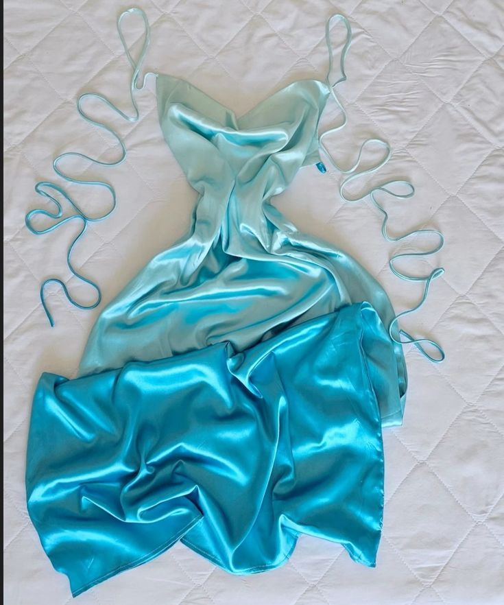 Luxuriöses, seidiges Maxikleid aus blau-grünem Satin mit Farbverlauf und Bindebändern – lässiges Kleid für Dates und Urlaub gh6542