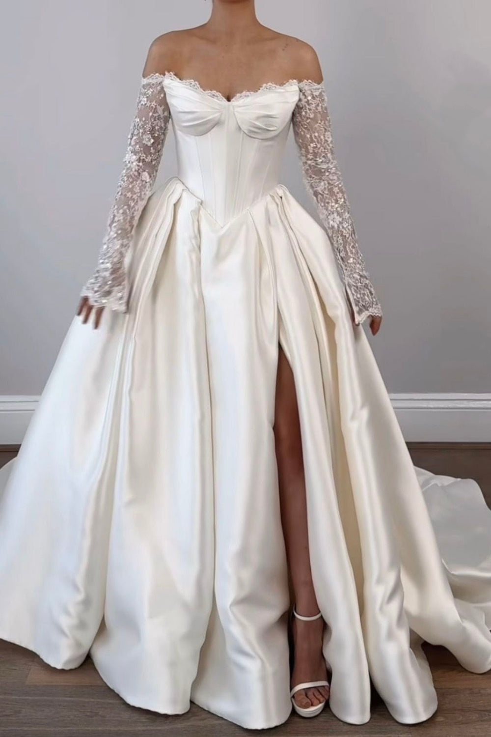 girlhomeshops – Elegantes, weißes, langärmeliges Spitzenkleid mit Schlitz und schulterfreiem Design, perfekt für Bräute und Hochzeitskleider. gh6223