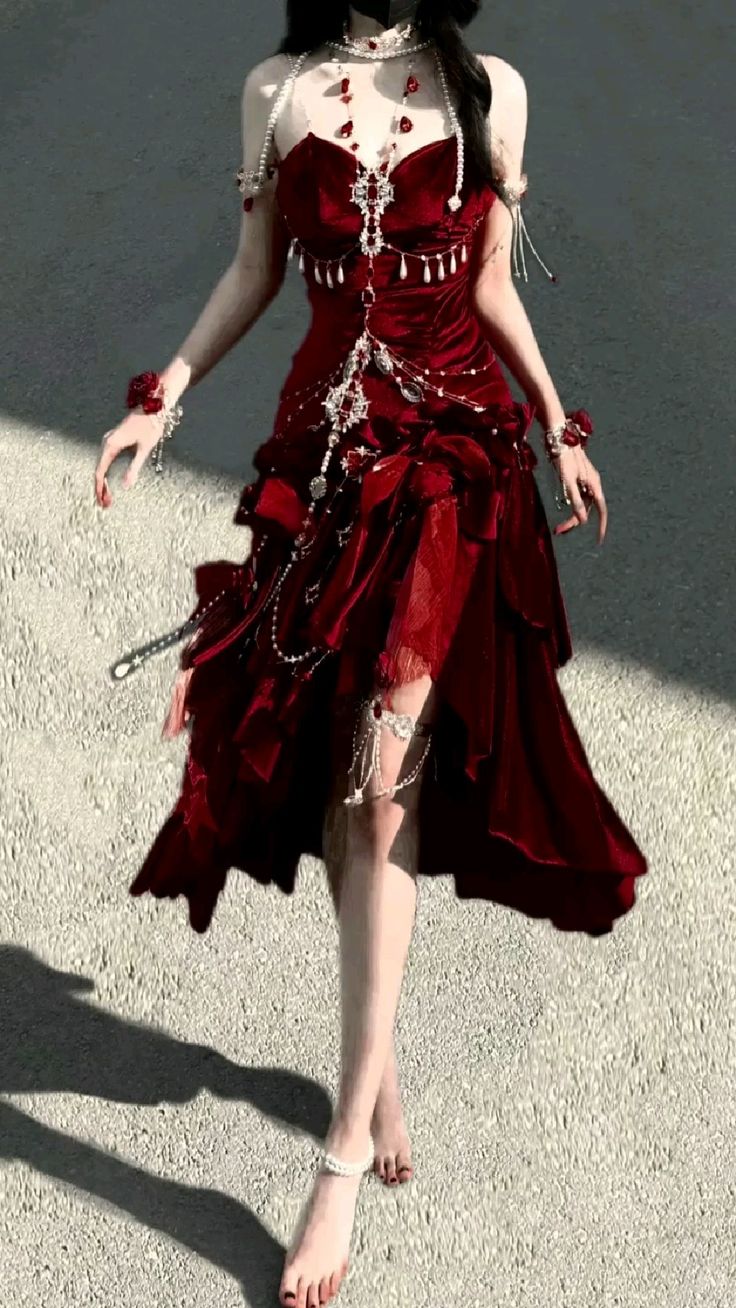 Robe de soirée élégante et délicate, bordeaux, bretelles spaghetti, longue, volantée, en velours, gh4170