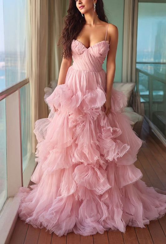 Märchenhaft zartrosa Spaghettiträger-Abendkleid mit tiefem V-Ausschnitt | Kirschblütenrosa Rüschen-Tüll-Maxikleid mit mehrlagiger Schleppe für Verlobung, Gartenparty und luxuriöse gesellschaftliche Anlässe gh6435