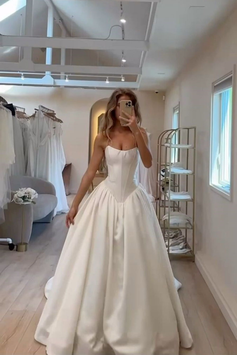 Minimalistisches, trägerloses Abendkleid im eleganten Spaghetti-Träger-Stil | Weißes Satin-Maxikleid für Hochzeit, Verlobung, Luxus-Dinner gh6432