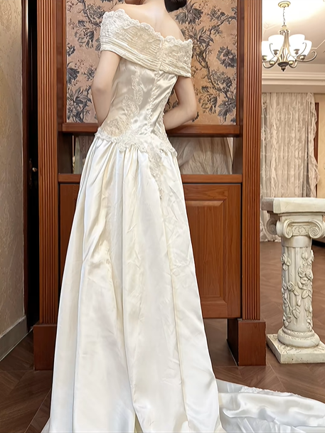 Ivory Vintage Satin Wedding Gown, Off‑the‑Shoulder Fold‑Over V‑Neck, Lace Appliqué Fitted Waist, A‑Line Long Skirt With Lace Embroidery, Lace Trimmed Train, Bridal Prom Dress gh8728