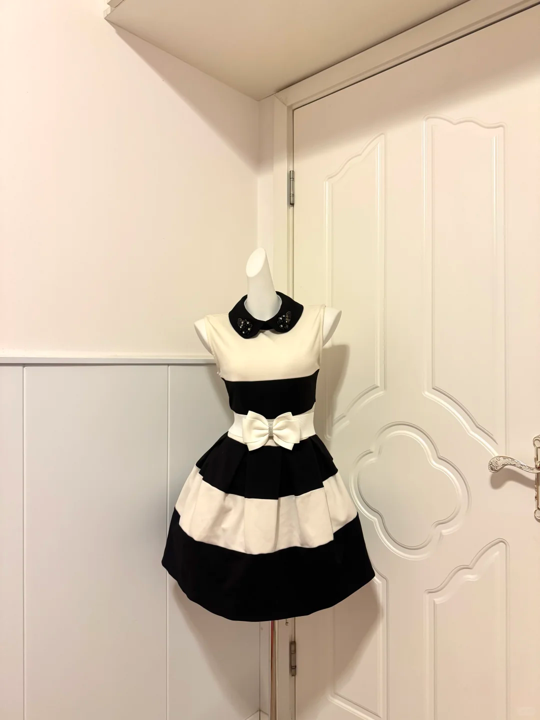 Black‑White Striped Sleeveless Short Cocktail Dress, Peter Pan Collar Rhinestone Homecoming Gown With Bow Sash A‑Line Skirt gh9170