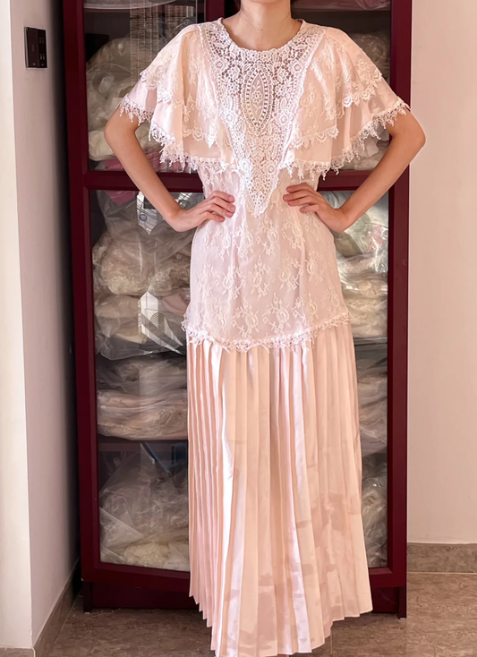 Light Pink Cape Flutter Sleeve Floral Lace Satin Pleated Vintage Maxi Dress gh9322