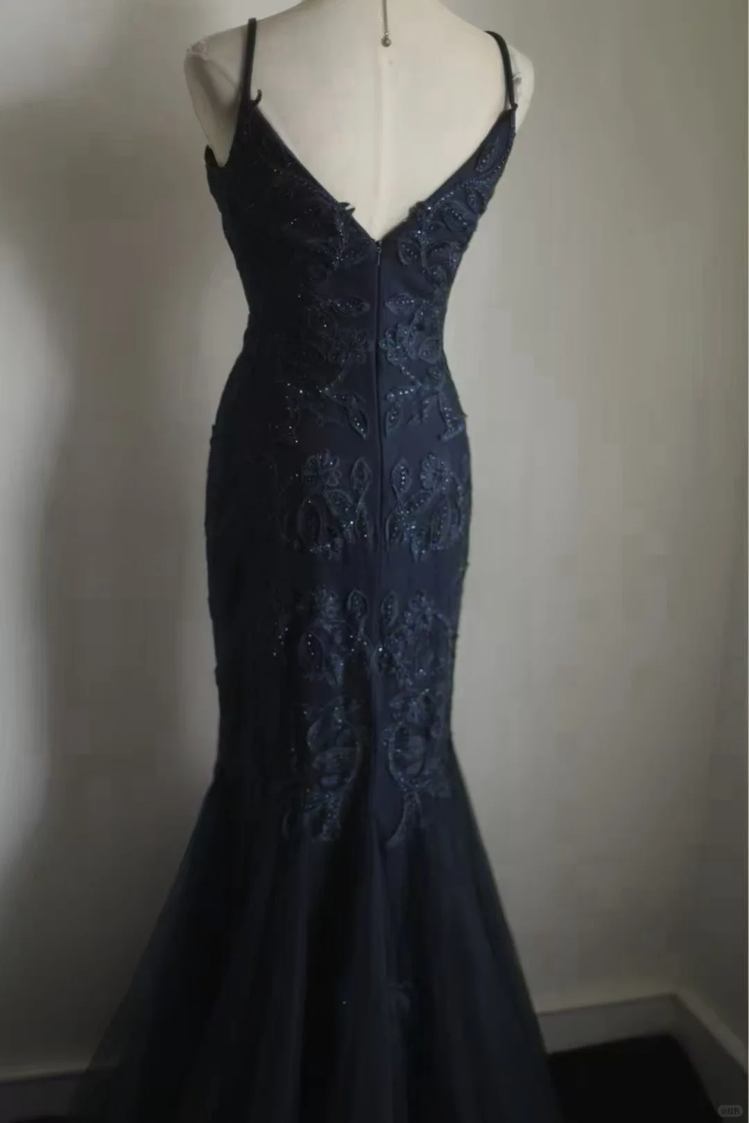 Navy V‑Neck Spaghetti Strap Mermaid Evening Gown, Floral Lace Sequin Applique Tulle Train Formal Prom Dress gh9121