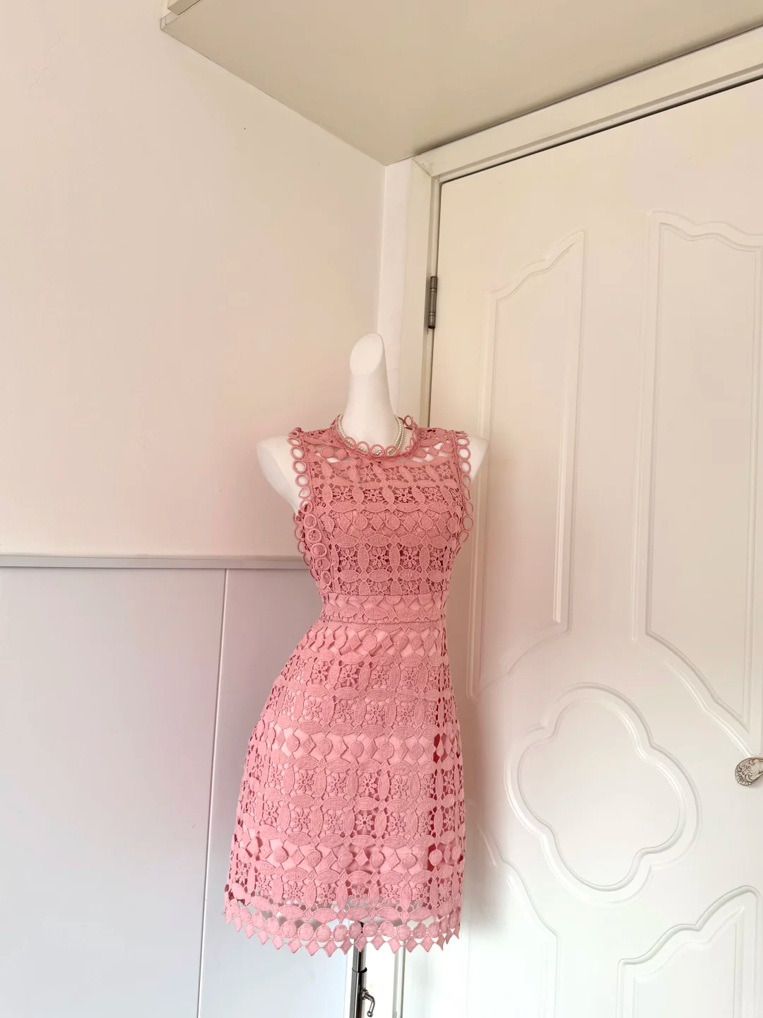 Dusty Pink Sleeveless Short Cocktail Dress, Round Neck Geometric Crochet Lace Sheath Homecoming Party Gown gh9253