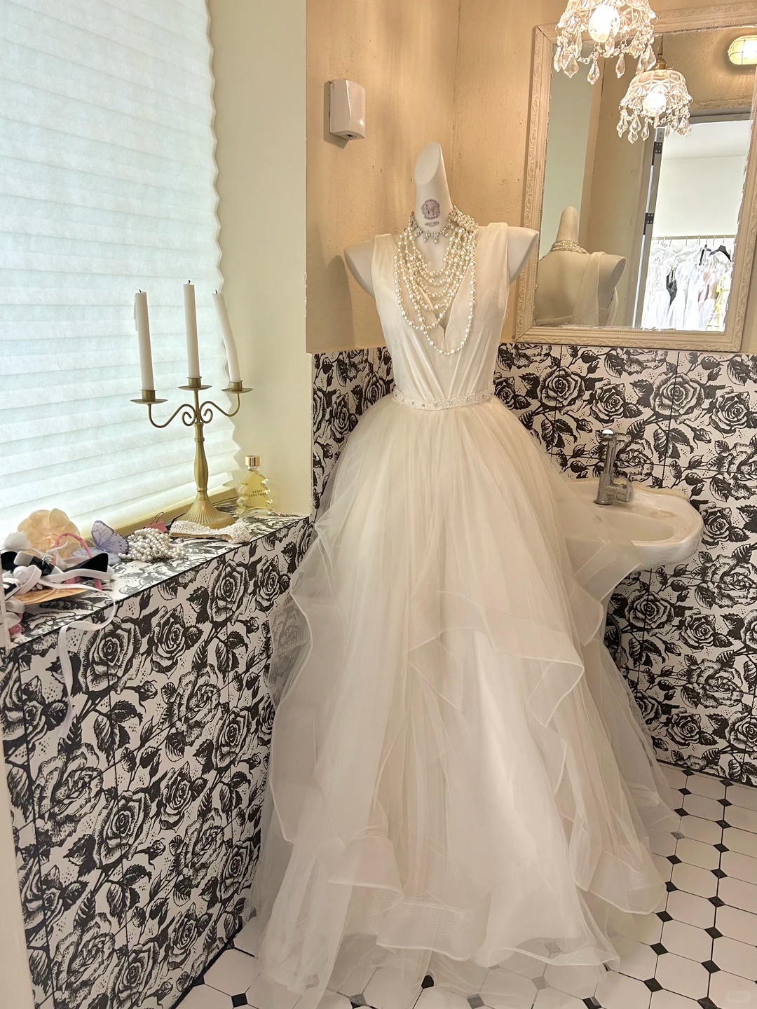 Ivory Sleeveless V-Neck Waist-Cinched Voluminous Skirt Elegant Romantic Dress, Wedding Gown gh7725