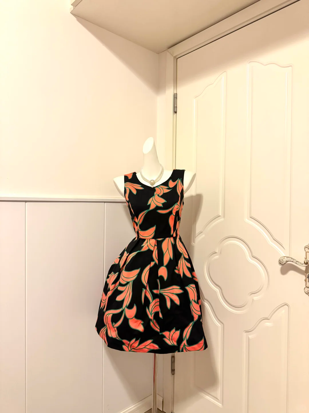 Black Base Orange Floral Print Sleeveless Short Cocktail Dress, V‑Neck High Waist A‑Line Homecoming Party Gown gh9161
