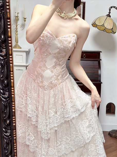 Light Pink Vintage Strapless Prom Gown, Sweetheart Neckline, Diamond Cut‑Out Bodice, Lace Appliqués Fitted Waist, Multi‑Tier Ruffled Lace Cake Ball Gown Skirt, Vintage Court Evening Prom Dress gh8749