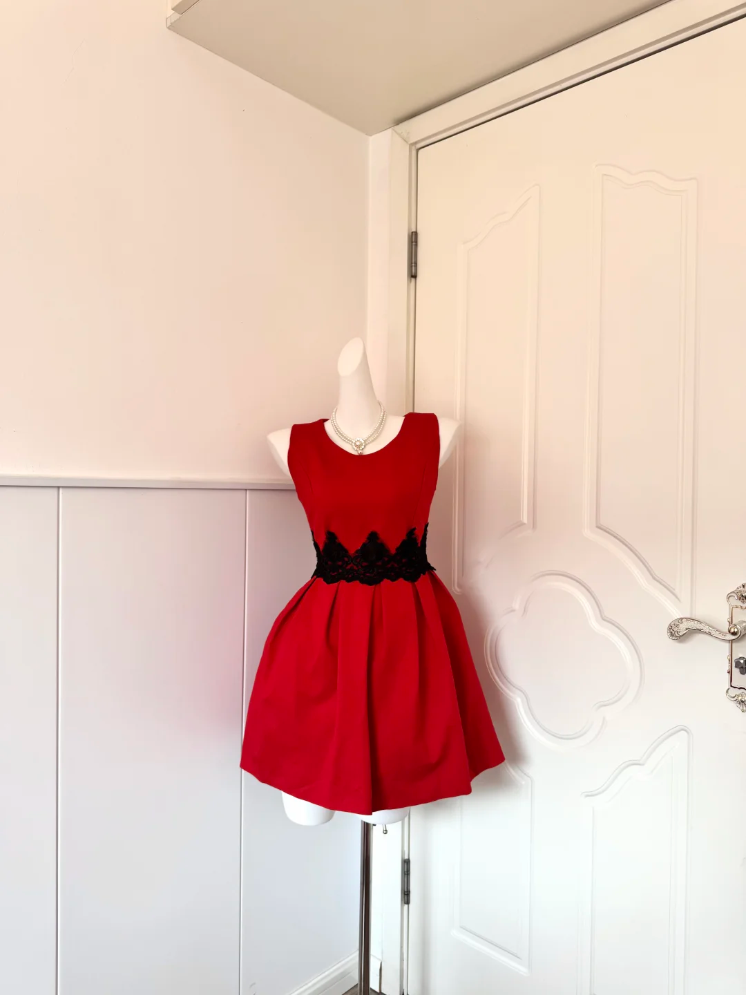 Women Bright Red Homecoming Dress, Sleeveless Round Neck Contrast Black Lace Waist Band High Waist Pleated Flared A‑Line Mini Party Dress gh9182