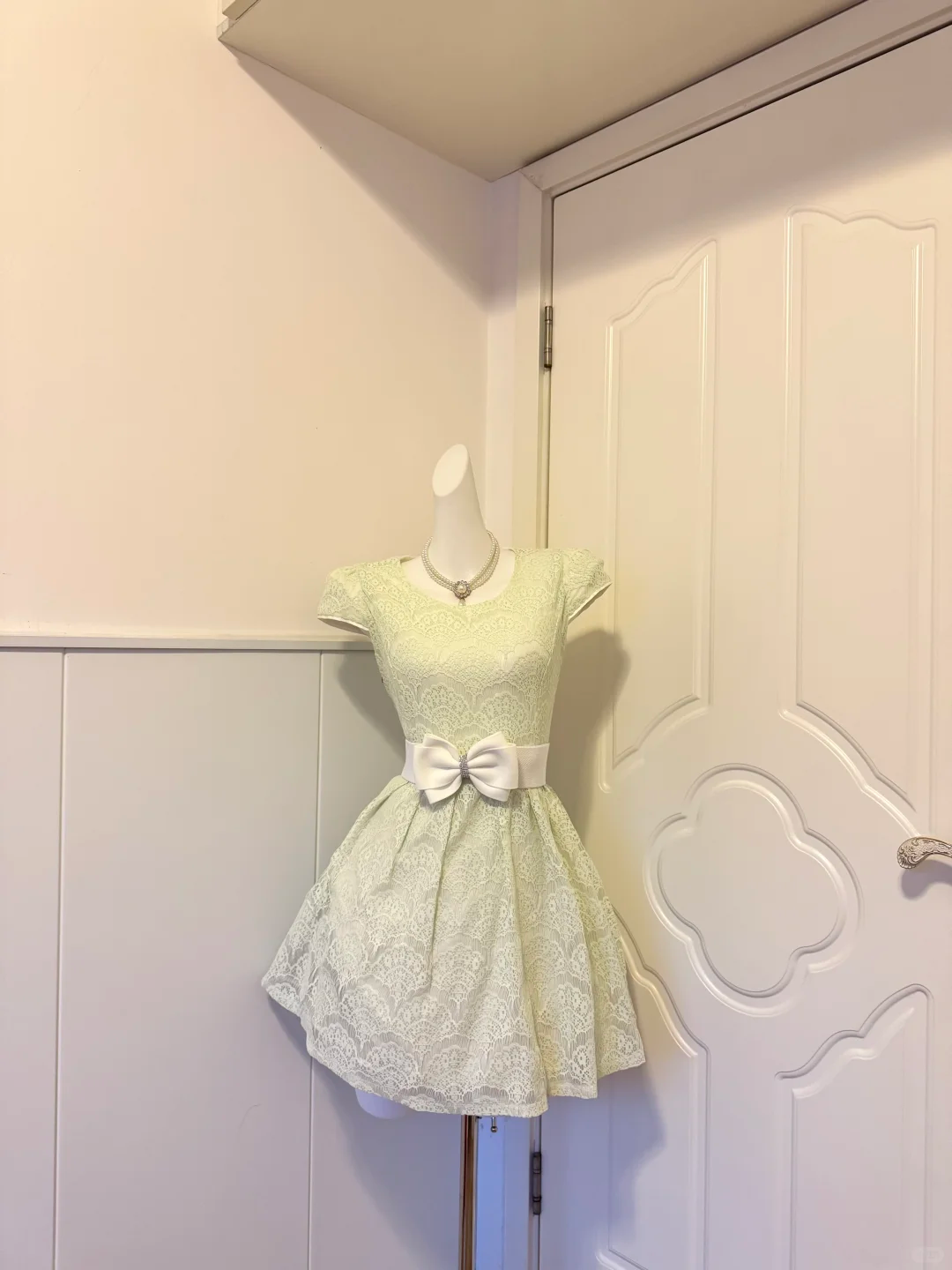 Light Mint Green Lace Short Cocktail Dress, Round Neck Cap Sleeve White Rhinestone Bow Waist A‑Line Homecoming Party Gown gh9180