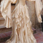 Champagnergoldenes, gestuftes, tailliertes Abendkleid mit ausgestellten Ärmeln gh6405