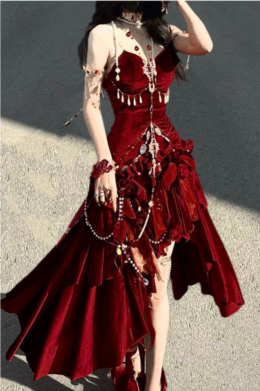 Robe de soirée élégante et délicate, bordeaux, bretelles spaghetti, longue, volantée, en velours, gh4170