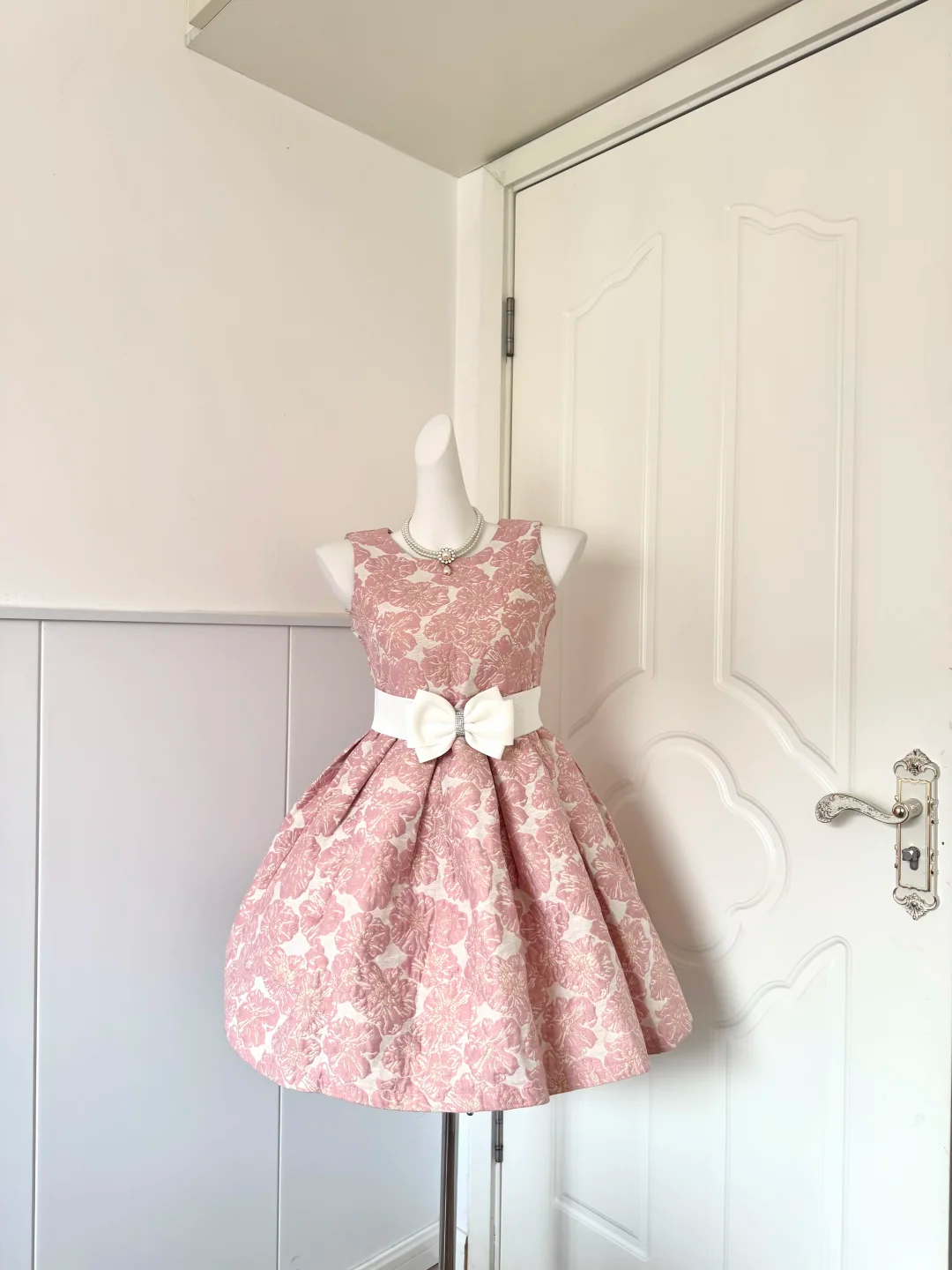 Women Pink Homecoming Dress, Sleeveless Round Neck Vintage Large Floral Jacquard Fabric Contrast White Satin Bow Waist Sash High Waist Pleated Voluminous A‑Line Mini Party Dress gh9219