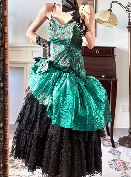 Peacock‑Green‑Vintage Spaghetti‑Strap‑Sweetheart Green‑Black‑Lace‑Bodice Asymmetric‑Contrast‑Layered‑Skirt Glossy‑Green‑Ruffle Multi‑Tier‑Black‑Lace‑Midi Evening Prom Gown gh8819
