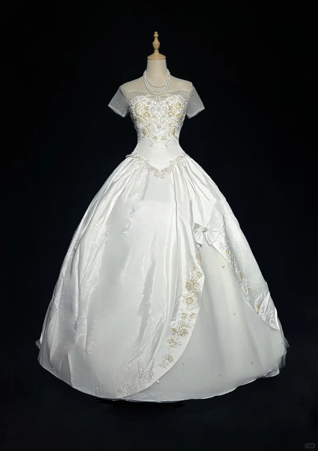Short Sheer Sleeve White Satin Wedding Dress Heart Neck Gold Lace Embroidery Big Bow Princess Bridal Gown gh9556