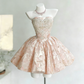 Rosa-goldenes, trägerloses Mini-Ballkleid mit Schmetterlings- und Federbesatz sowie Perlenstickerei gh6922