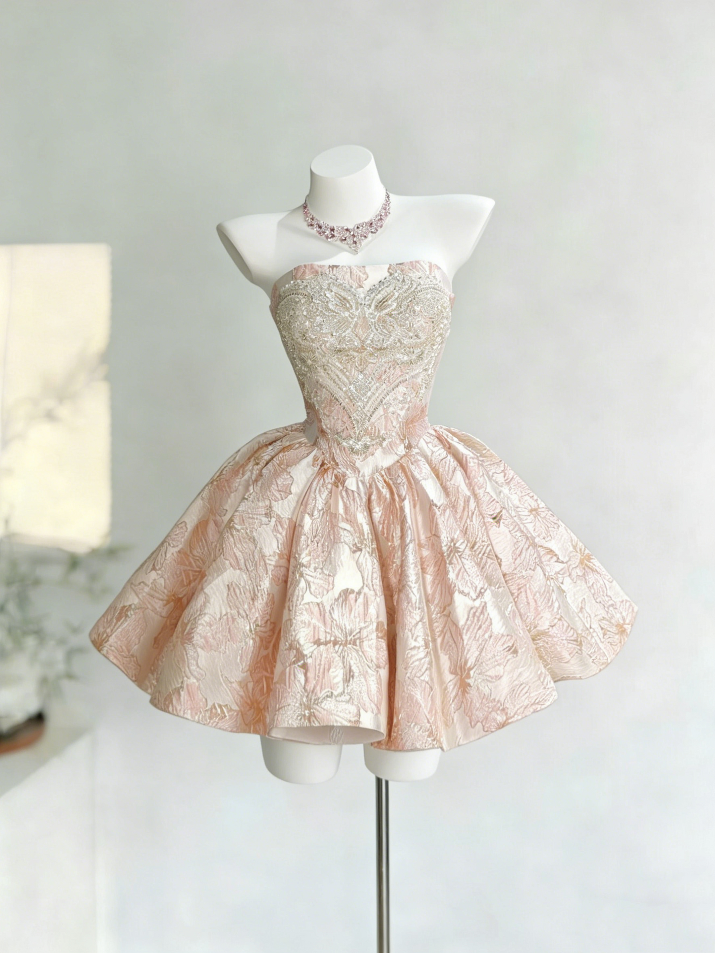 Rosa-goldenes, trägerloses Mini-Ballkleid mit Schmetterlings- und Federbesatz sowie Perlenstickerei gh6922