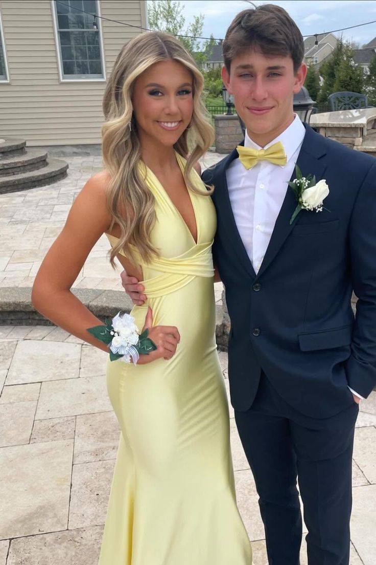 Robe de soirée longue en satin à col en V et à coupe ajustée en queue de poisson jaune gh3369