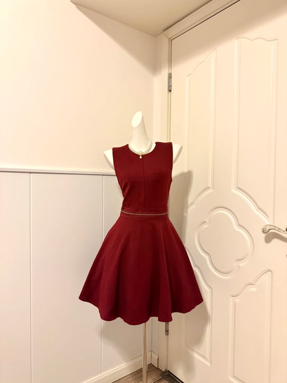 Women Burgundy Homecoming Dress, Sleeveless Simple Round Neck, Fitted Bodice With Delicate Thin Chain Waist Trim, High Waist Flared A-Line Mini Skirt For Cocktail Evening Party gh9258