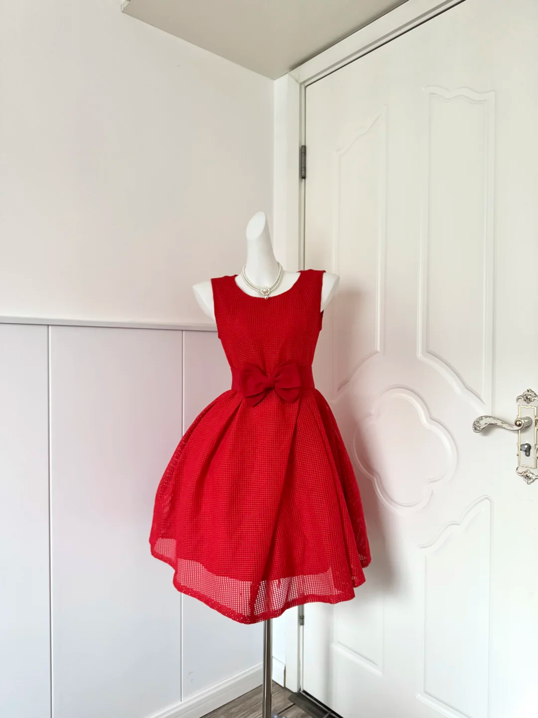 Red Grid Eyelet Mesh Sleeveless Short Cocktail Dress, Round Neck Big Bow Sash Pleated A‑Line Homecoming Party Gown gh9222