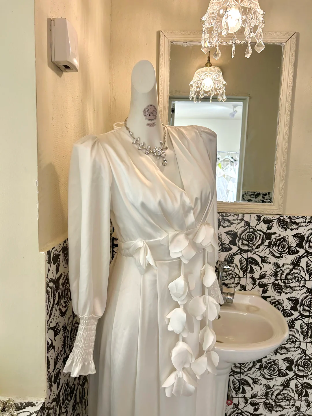 White V-Neck Long Sleeve Waist-Cinched Vintage Elegant Luxury Romantic Dress, Wedding Gown gh7702
