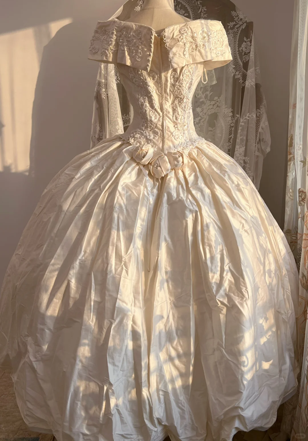 Ivory Vintage Ballgown Wedding Dress, Off Shoulder Lace Bridal Gown gh9312