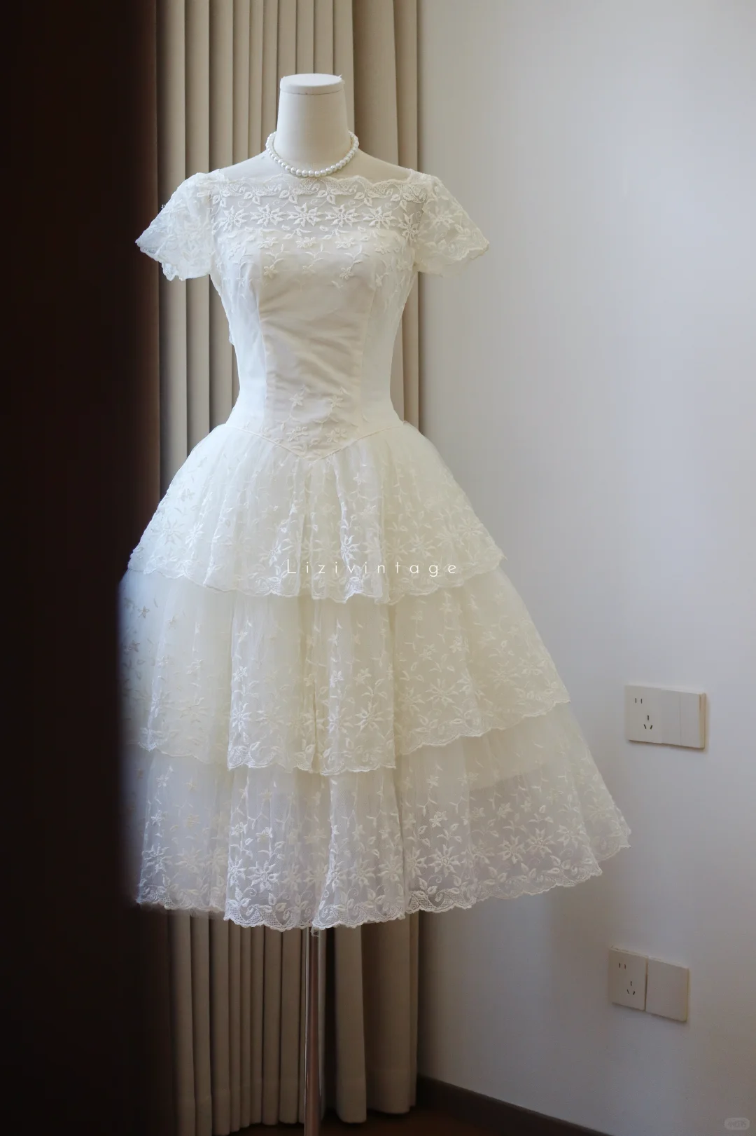Vintage White Lace Homecoming Dress Boat Neck Short Sleeve Tiered Cake Skirt Wedding Gown gh9400