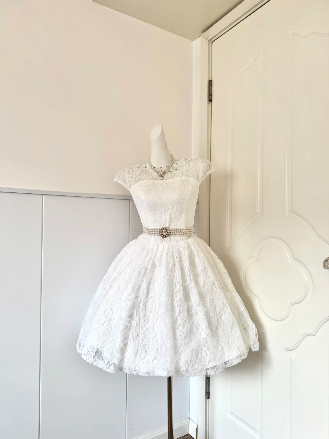 White Lace Short Wedding Cocktail Dress, Cap Sleeve Round Neck With Rhinestone Accent Multi‑Row Pearl Ornate Sash Voluminous A‑Line Homecoming Party Gown gh9250